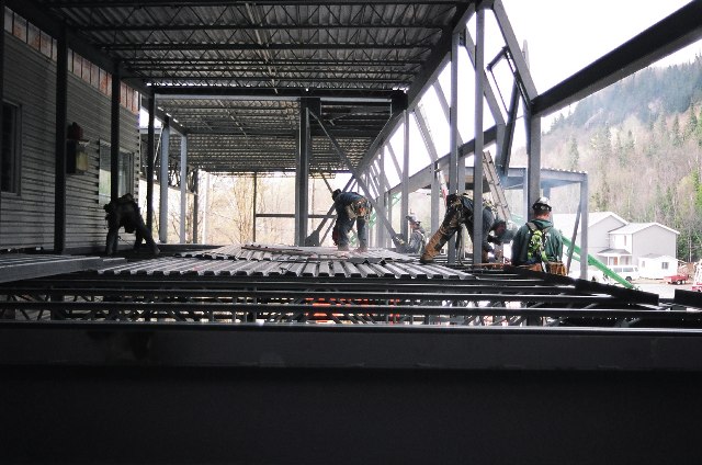 Soudage de la structure et mise &agrave; niveau.