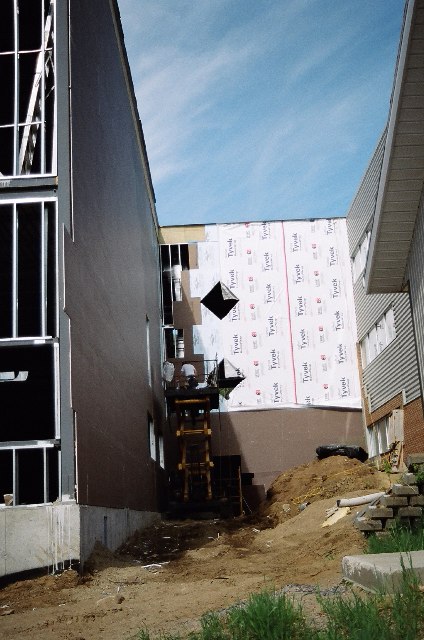Structures d'aciers et d&eacute;but d'isolation des murs.