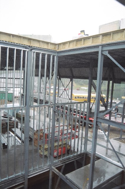 Structures d'aciers et d&eacute;but d'isolation des murs.