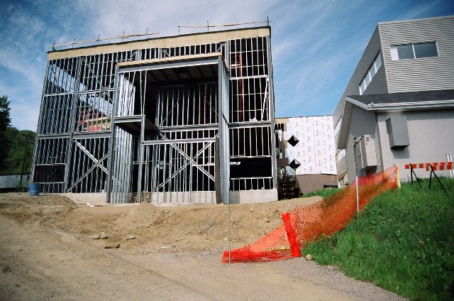 Structures d'aciers et d&eacute;but d'isolation des murs.