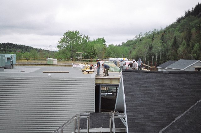 Structures d'aciers et d&eacute;but d'isolation des murs.