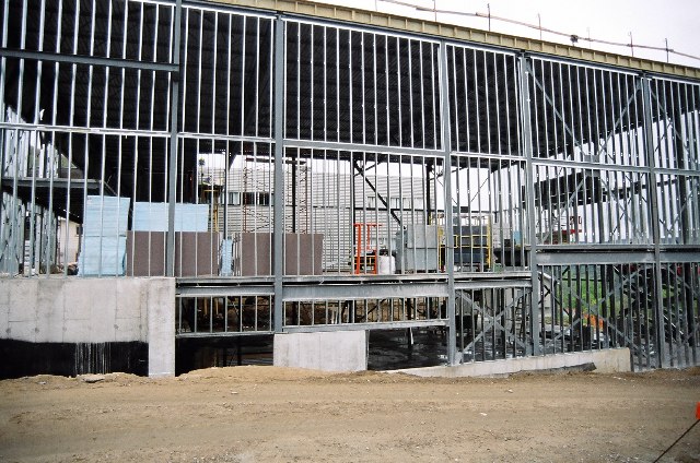 Structures d'aciers et d&eacute;but d'isolation des murs.