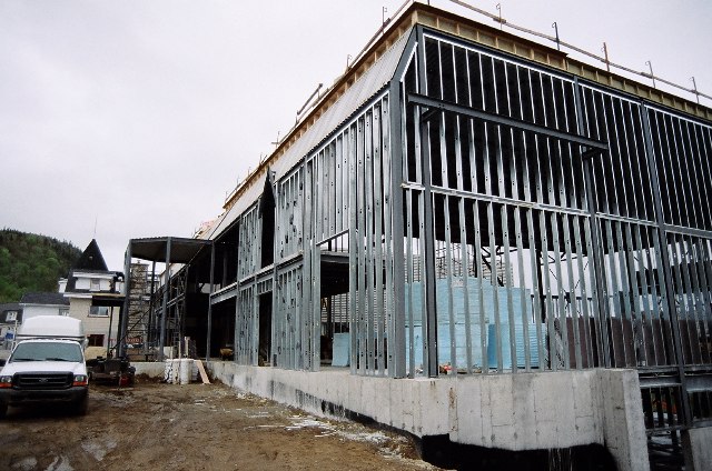 Structures d'aciers et d&eacute;but d'isolation des murs.