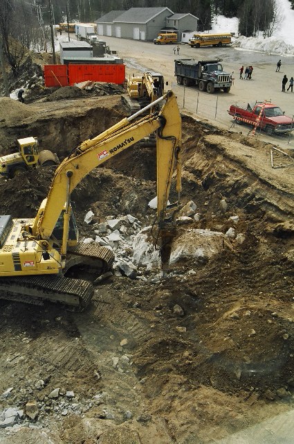 Travail au pic dans le roc.