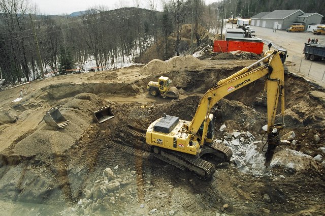 Travail au pic dans le roc.