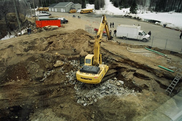 Travail au pic dans le roc.