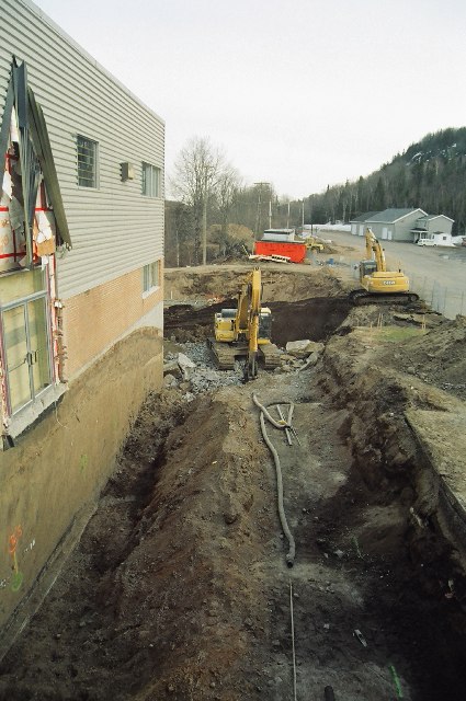 Travail au pic dans le roc.