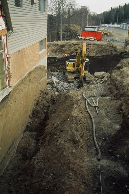 Travail au pic dans le roc.