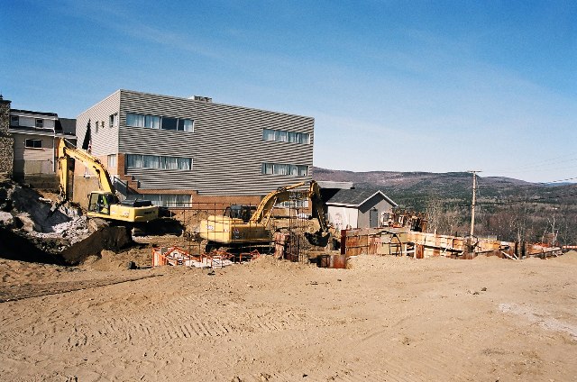 Fondations vue de la cour