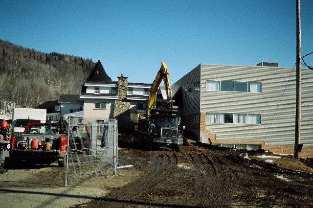 D&eacute;but de l'excavation en avant du Pavillon Denis-Delamarre