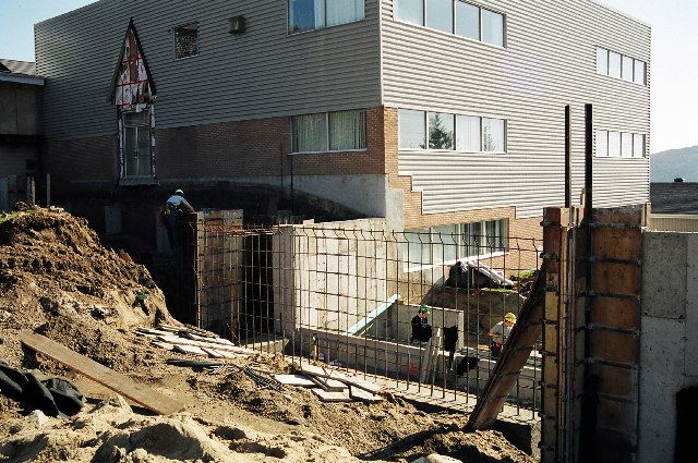  Fondations o&ugrave; le roc avait la t&ecirc;te dure!