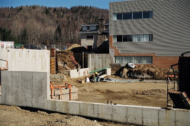  Fondations o&ugrave; le roc avait la t&ecirc;te dure!