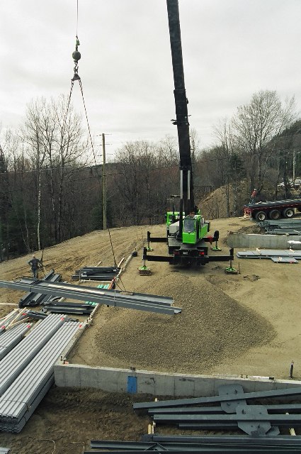  D&eacute;but de l'installation de la structure d'acier.