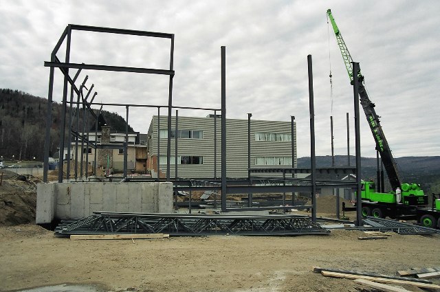  D&eacute;but de l'installation de la structure d'acier.