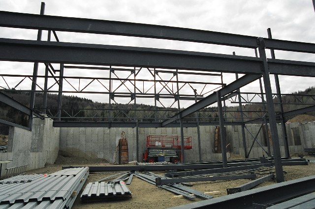  D&eacute;but de l'installation de la structure d'acier.