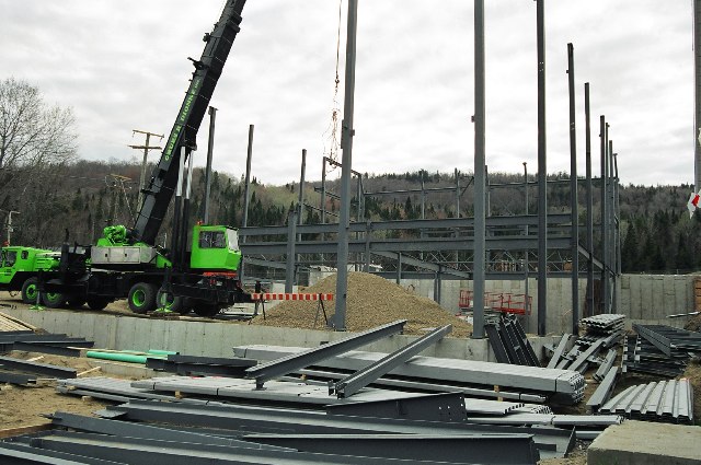  D&eacute;but de l'installation de la structure d'acier.