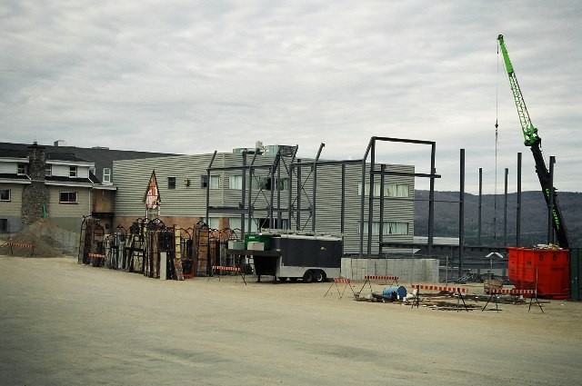  D&eacute;but de l'installation de la structure d'acier.