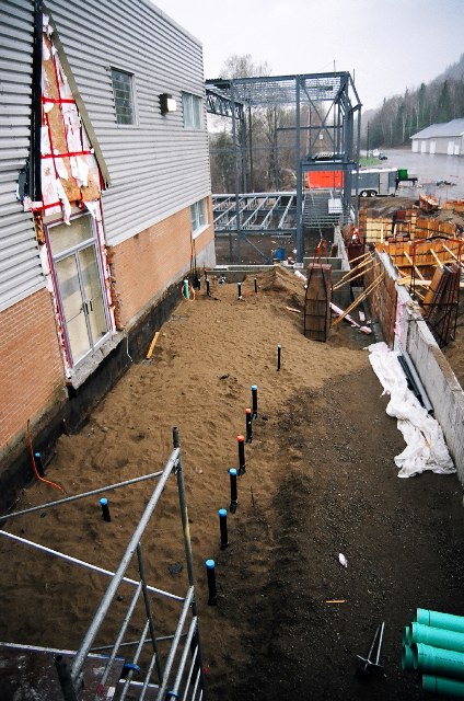 D&eacute;but des planchers et du 2e niveau de la salle de spectacle.