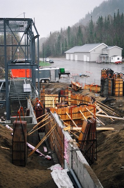 D&eacute;but des planchers et du 2e niveau de la salle de spectacle.