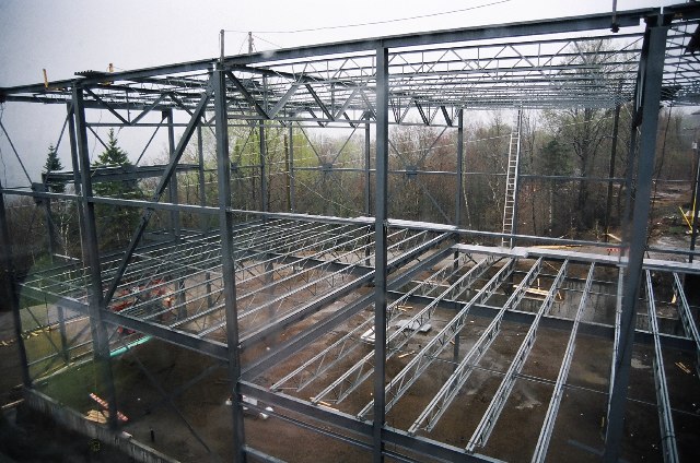 D&eacute;but des planchers et du 2e niveau de la salle de spectacle.