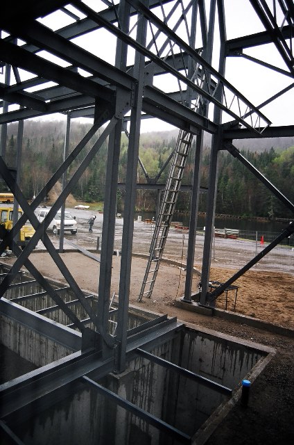 Fin de la structure d'acier incluant la tour.