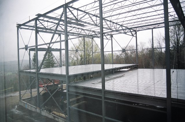 Fin de la structure d'acier incluant la tour.