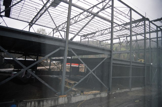 Fin de la structure d'acier incluant la tour.