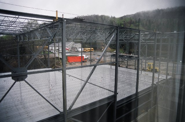 Fin de la structure d'acier incluant la tour.