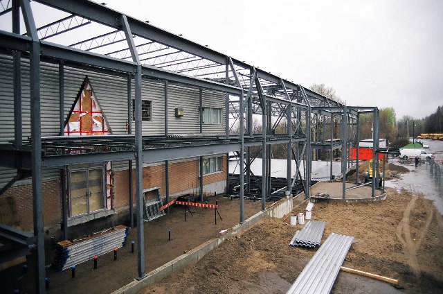 Fin de la structure d'acier incluant la tour.