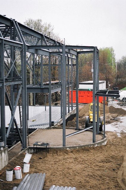 Fin de la structure d'acier incluant la tour.