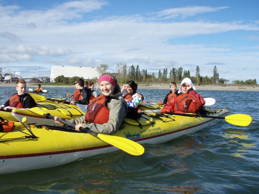 Kayak sur le fleuve (Bassin Louise) avec le groupe 571 Kayak sur le fleuve (Bassin Louise) avec le groupe 571